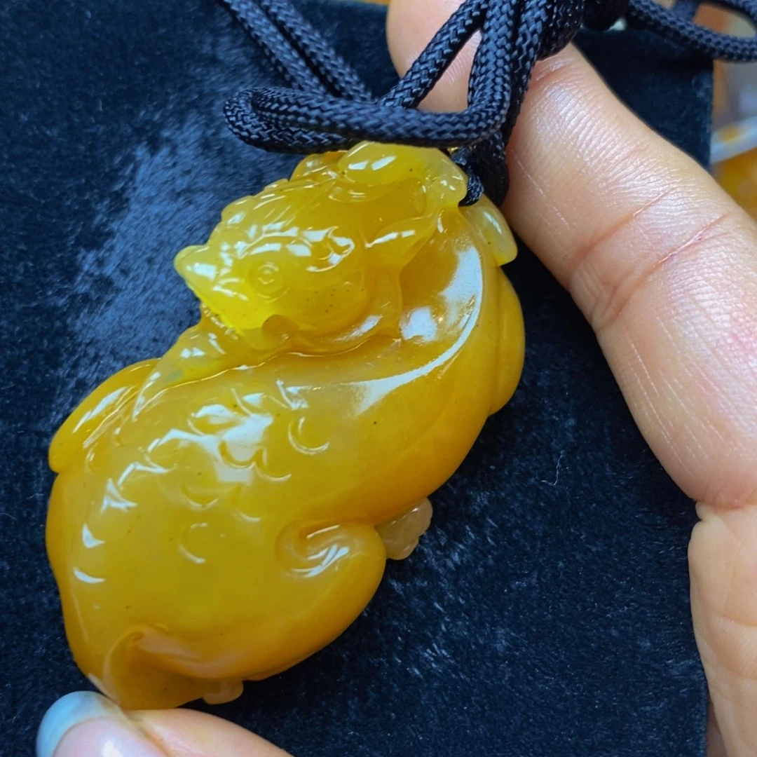 未镶嵌石英质玉（黄龙玉）颈饰