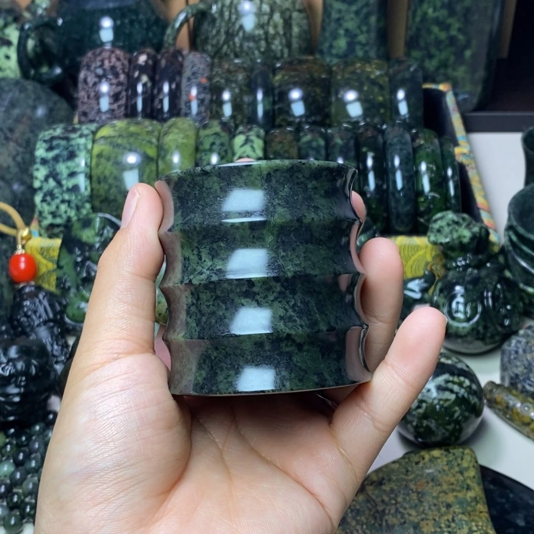 未镶嵌蛇纹石玉吊坠