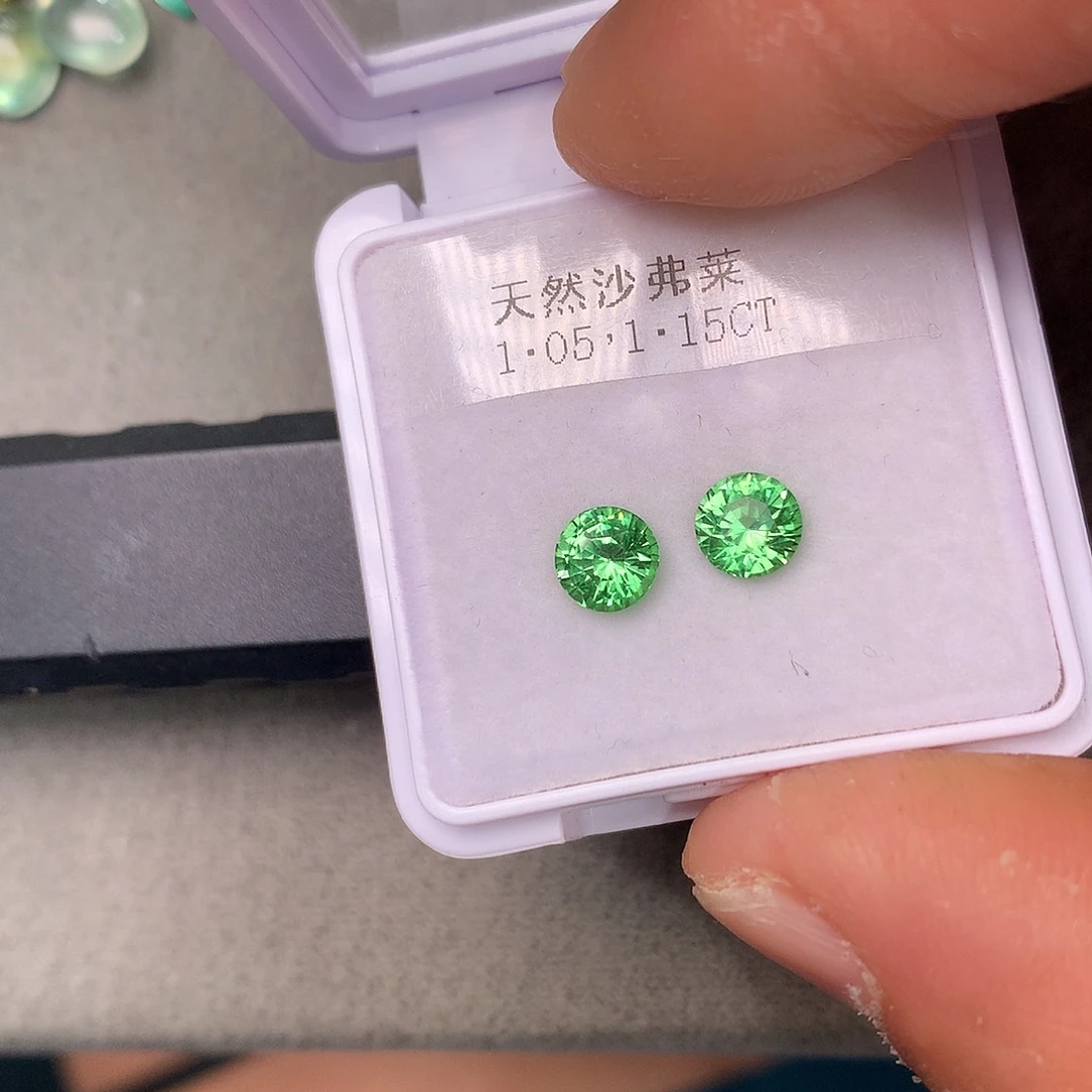 未镶嵌裸石石榴石（沙弗莱）2.2克拉