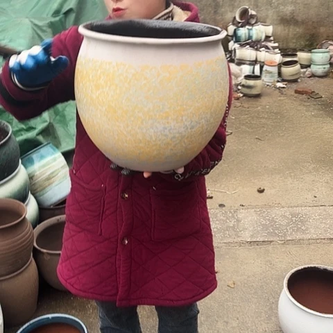 口29高28瑕疵底裂盆子。