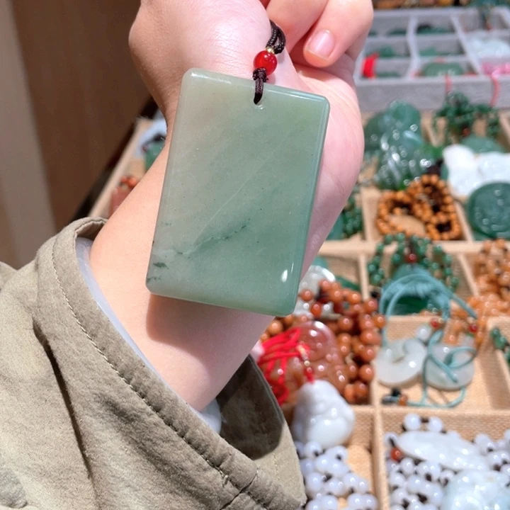 石英质玉未镶嵌颈饰