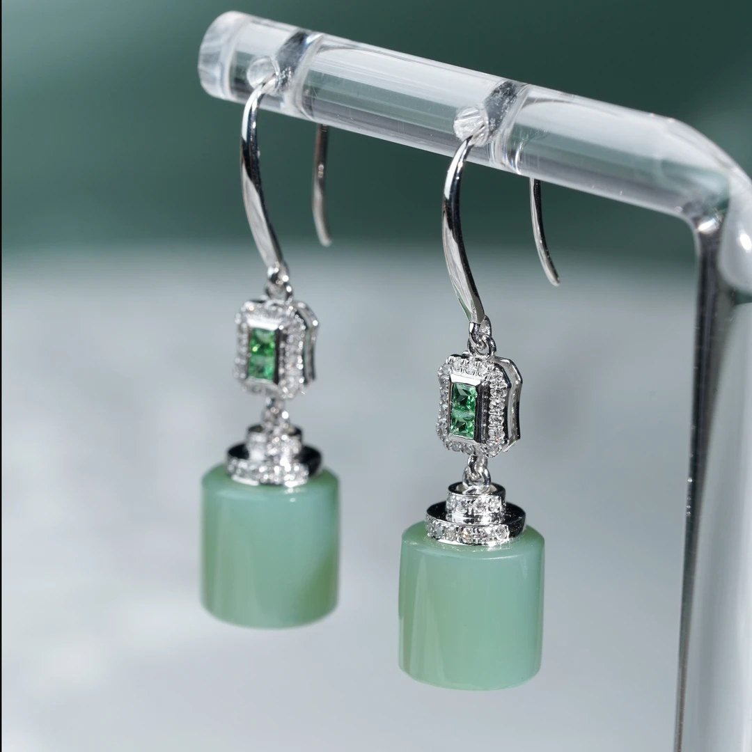 【鹿鸣】方寸 | 18k金和田玉粉青无事柱耳钩 8.4*8.4mm LM09