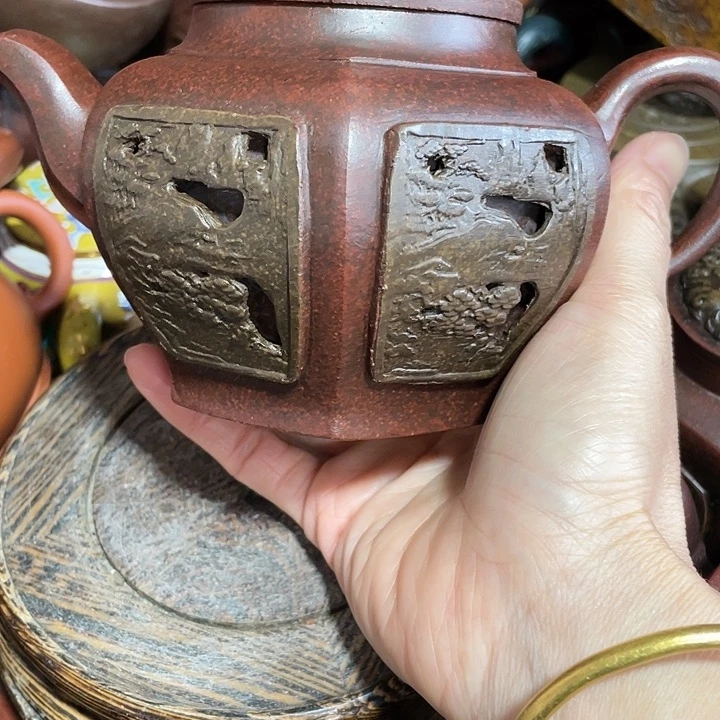 茶壶紫砂原矿泥料手工制作的一把紫砂壶。