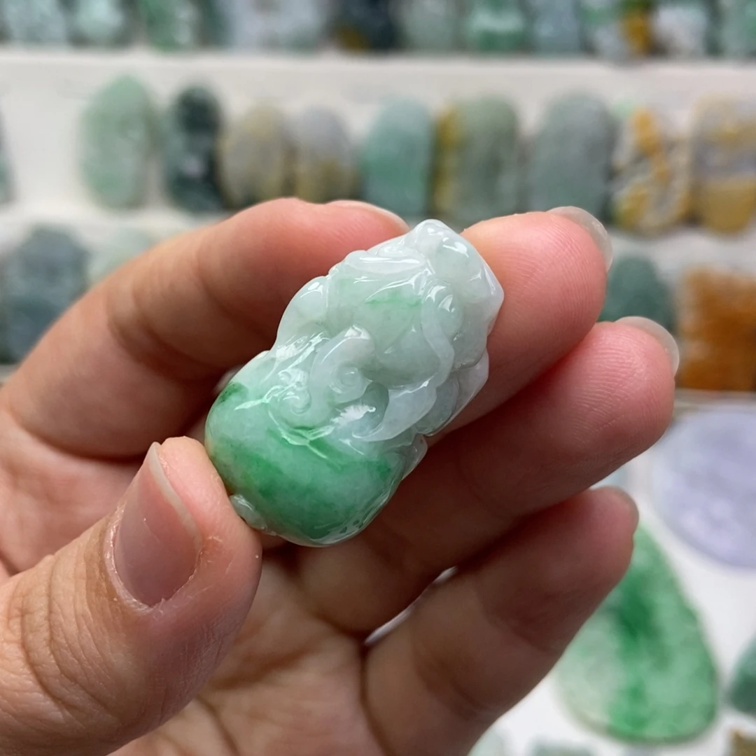 翡翠未镶嵌吊坠(赠链)