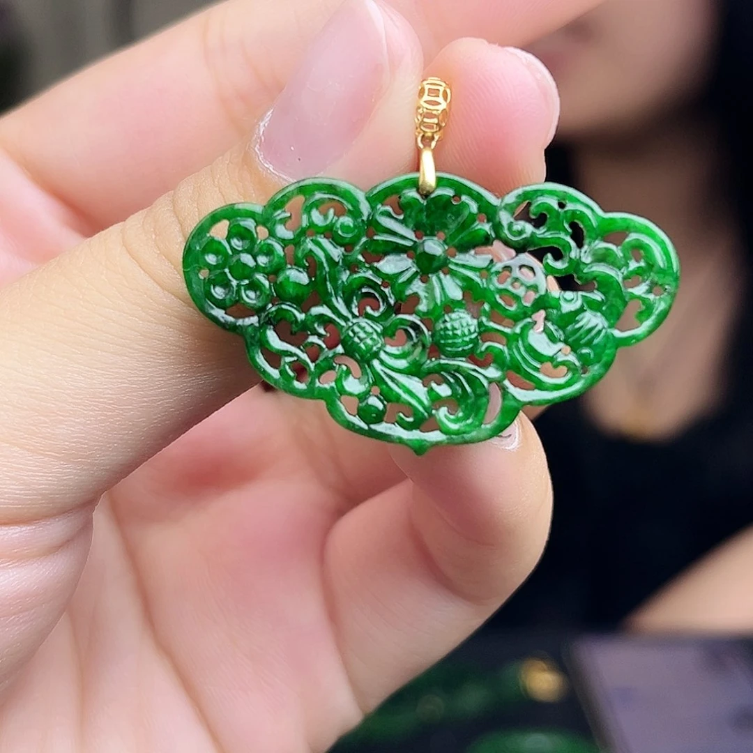 颈饰18K金镶嵌翡翠多样性