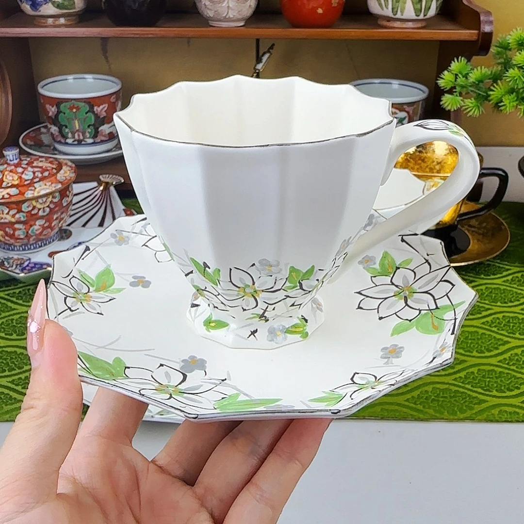 她家陶瓷真好看呀白色一品红