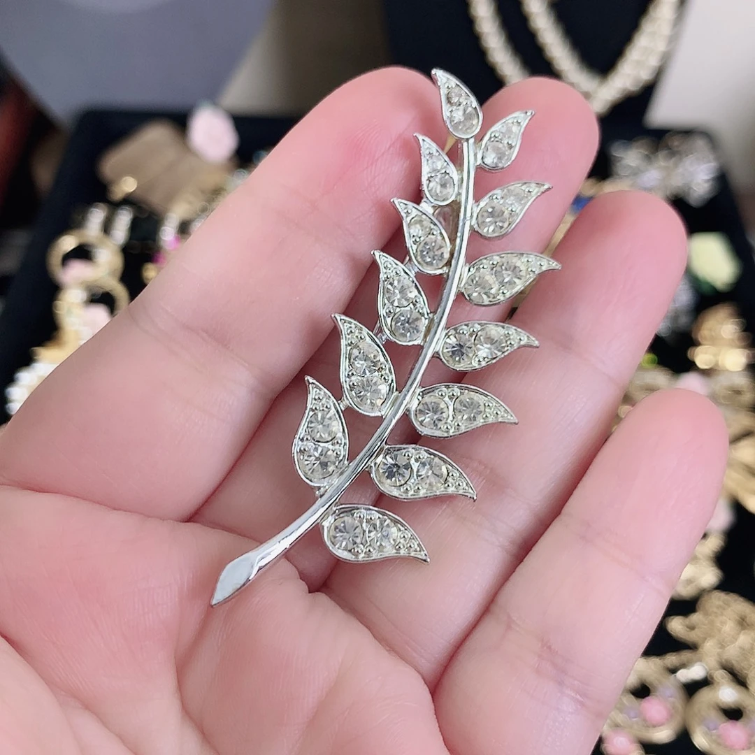 大理石铁合金胸针