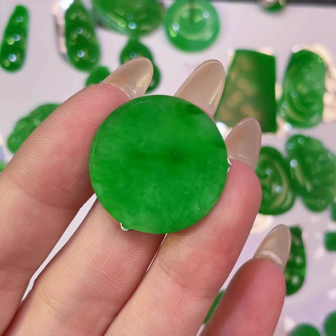 林***言翡翠未镶嵌颈饰裸石