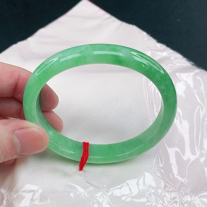 翡翠手镯未镶嵌圈57.8贵。1409打8折