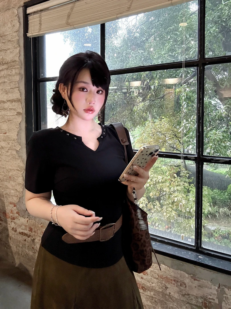 月半鱼【知晓】夏季黑色V领减龄正肩短袖T恤设计感显瘦上衣女气质