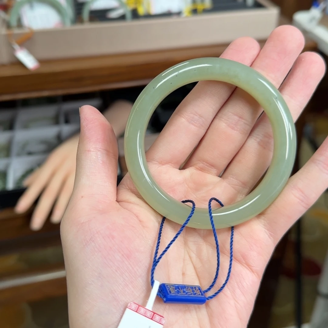 和田玉未镶嵌手镯