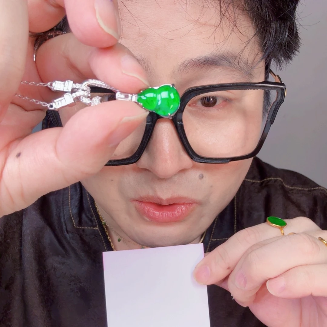 翡翠未镶嵌颈饰一件
