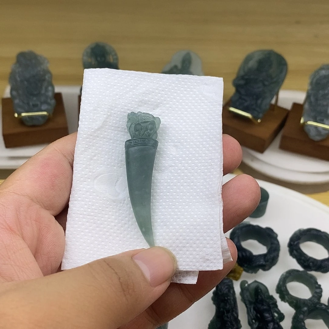 翡翠未镶嵌颈饰翡翠貔貅牙