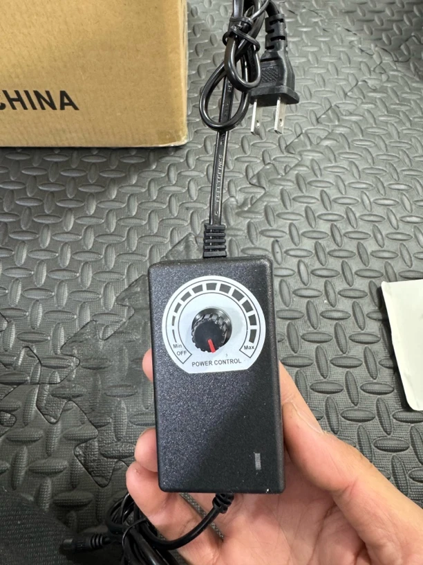 3-12V可调电源适配器一个