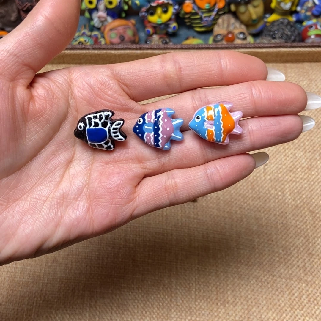 琉璃颈饰小陶鱼一只