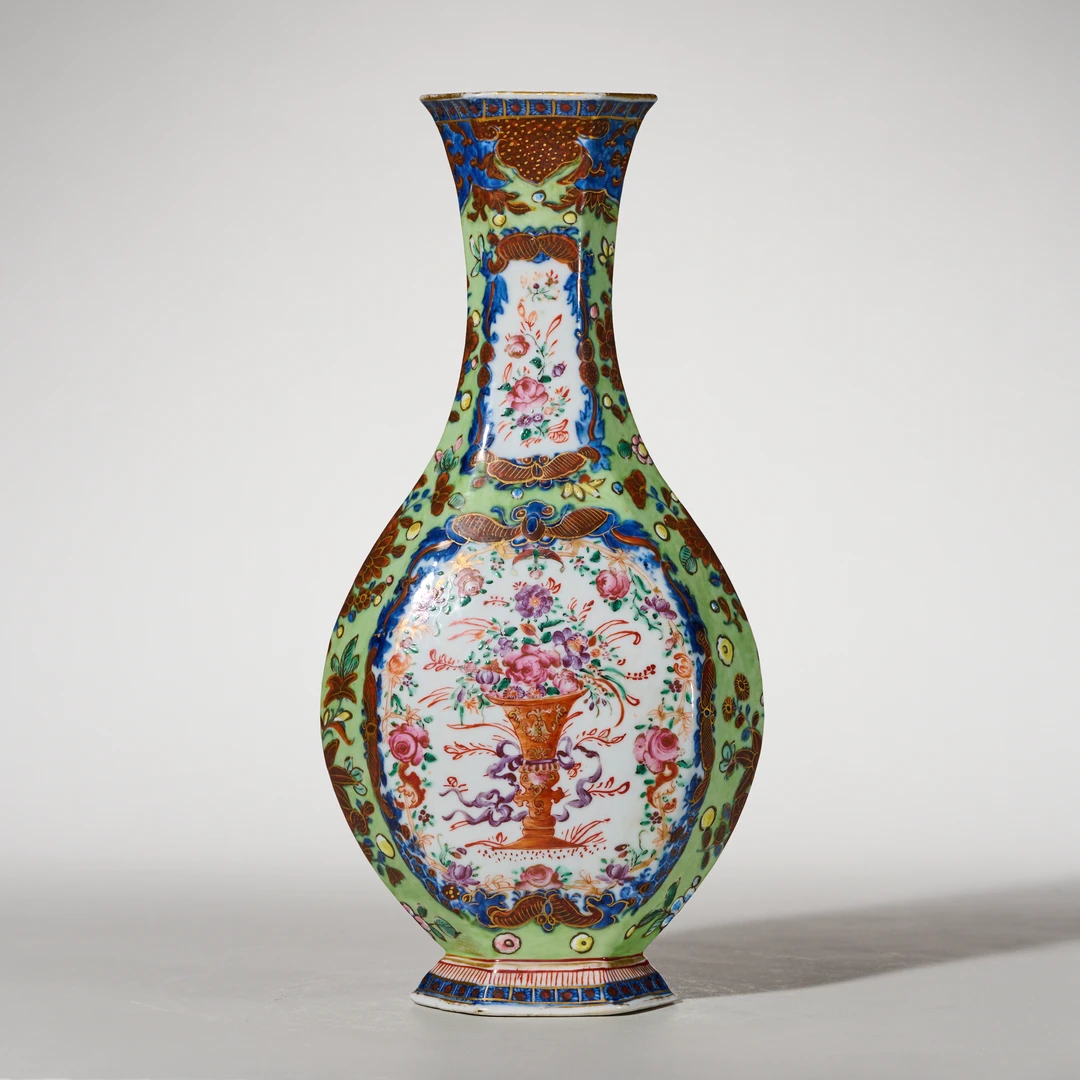 5515清中期·青花粉彩开窗花卉纹六方瓶【古董拍卖】