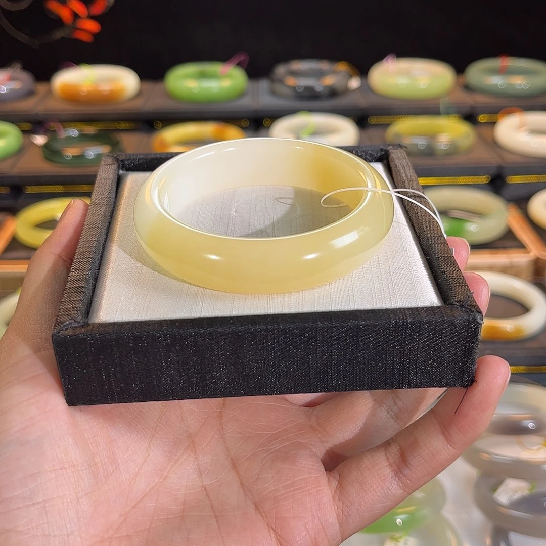 和田玉未镶嵌手镯糖白