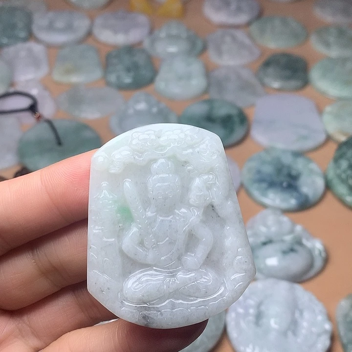 翡翠未镶嵌颈饰虚空、乌鸡