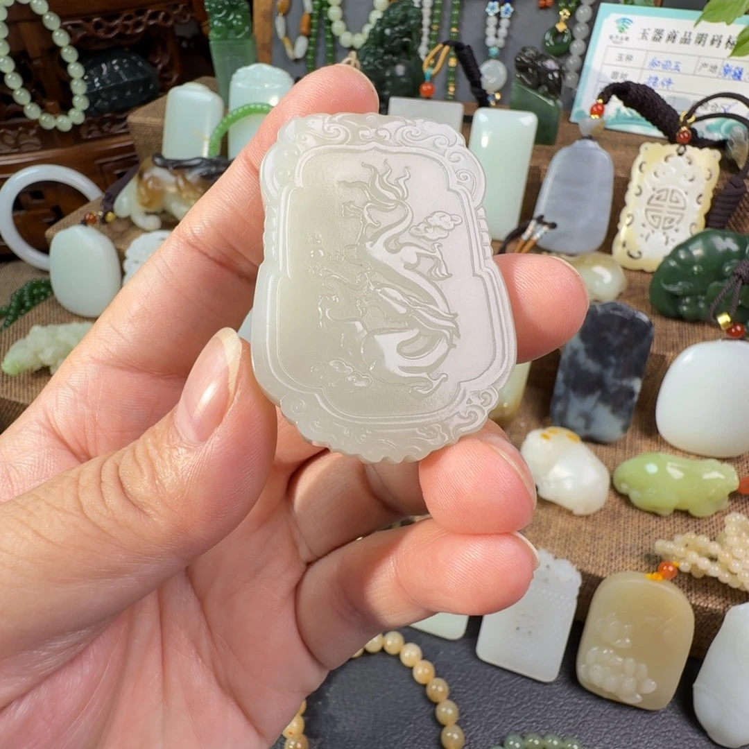 颈饰未镶嵌和田玉（青白玉）