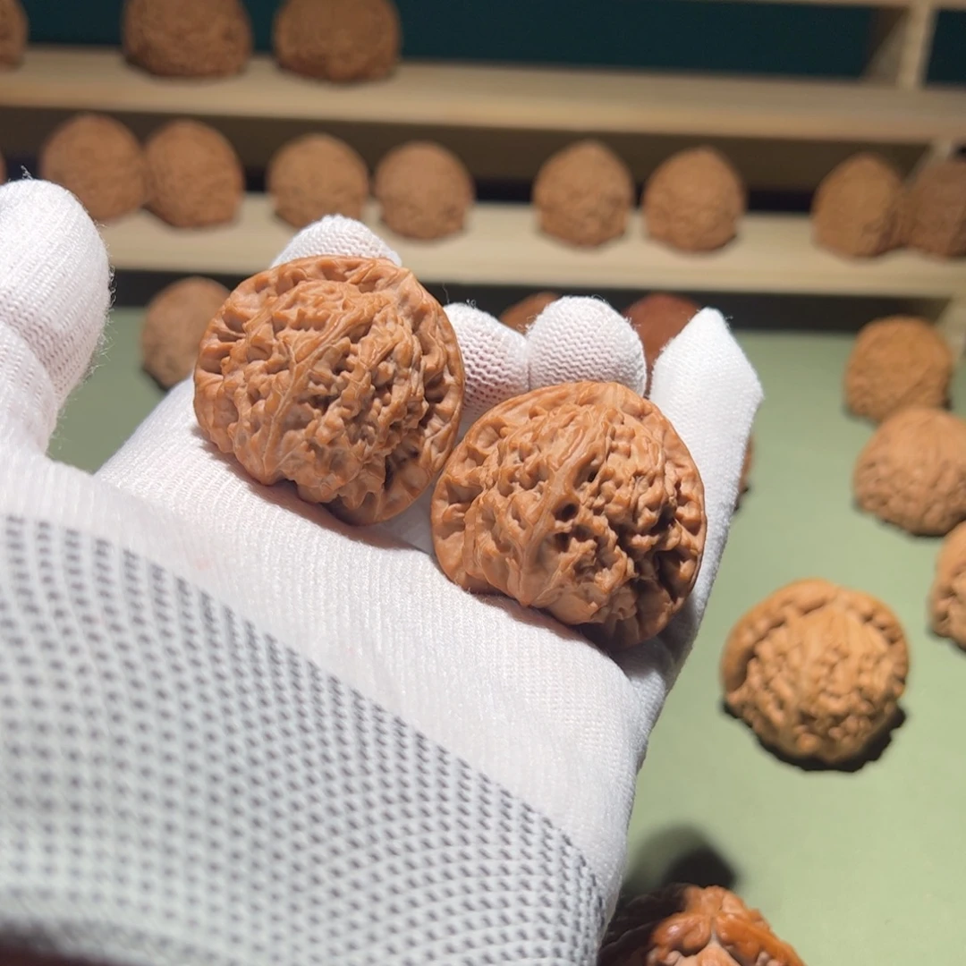 文玩核桃把件39白狮子桃心庄