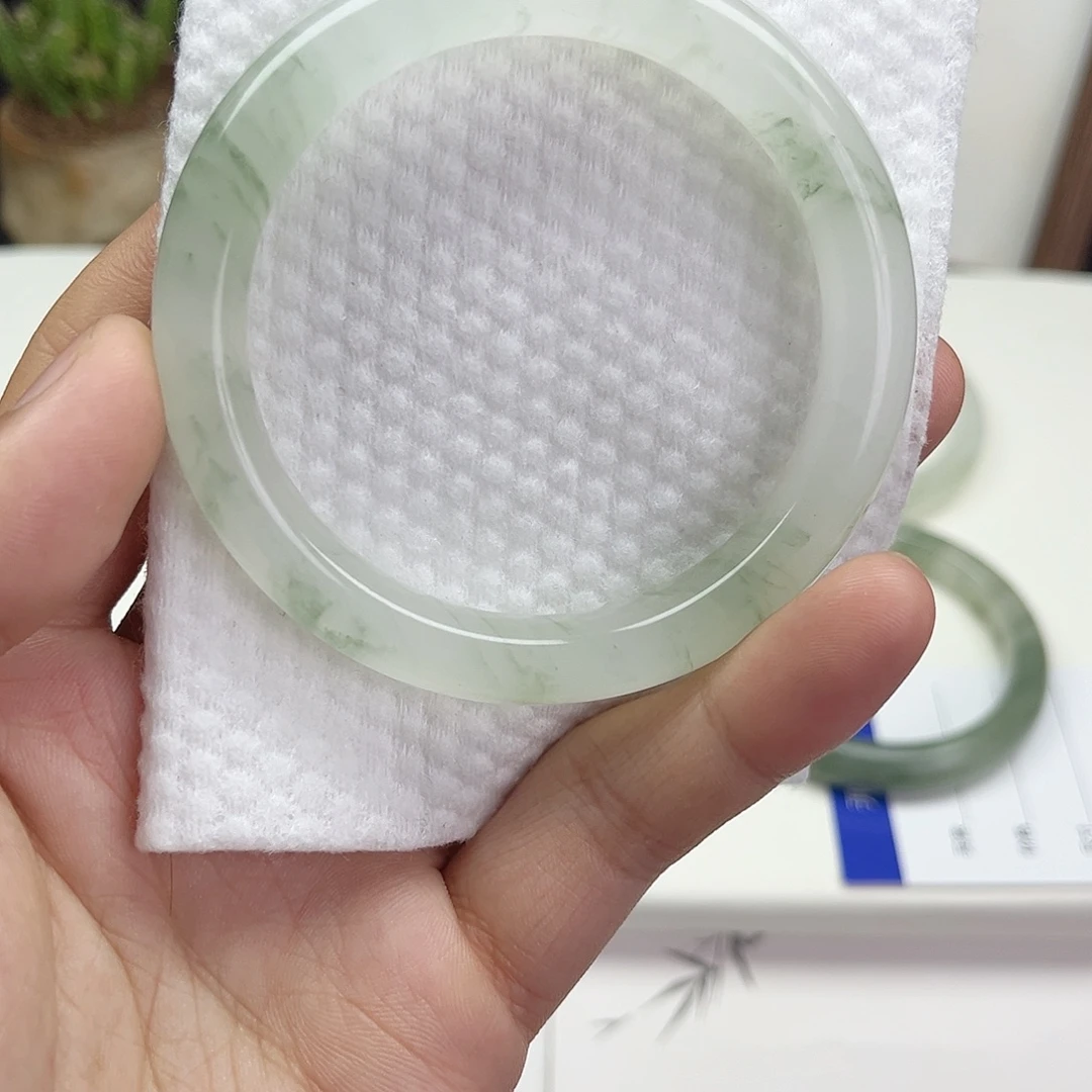 摸***g合金手镯石英质玉（天山翠）