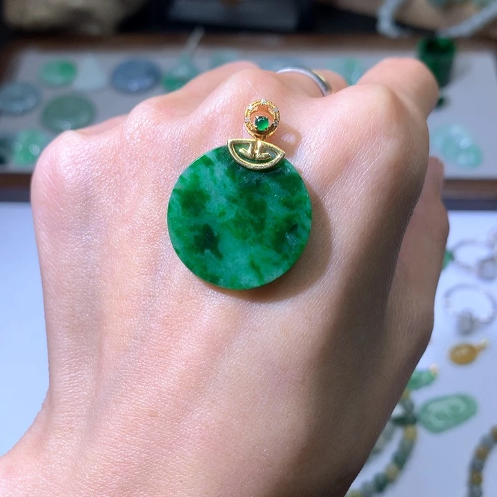翡翠颈饰18K金镶嵌无事牌
