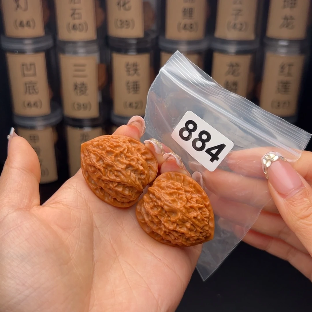 最***子文玩核桃吊坠金牛