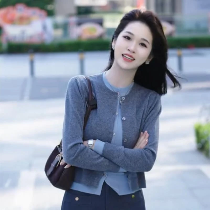 高级感灰色气质假两件针织开衫女春季新款撞色毛衣外套短款上衣