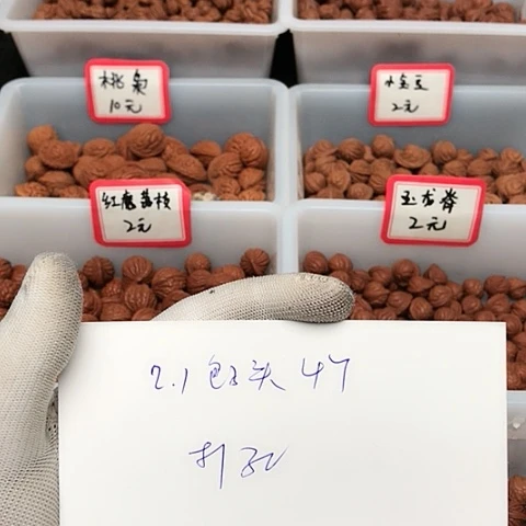 桃核吊坠D**方龙纹桃核的搭配