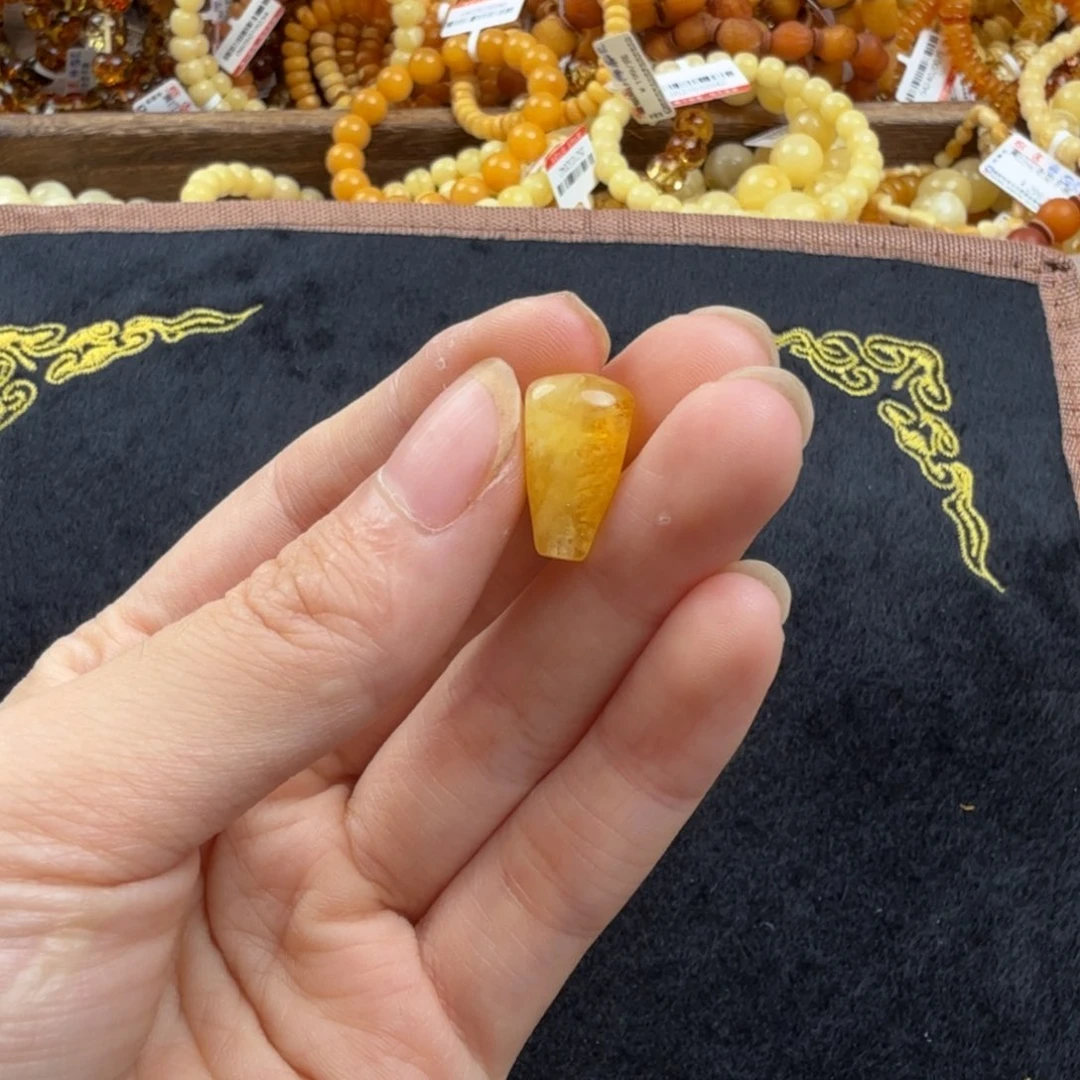 未镶嵌琥珀珠宝奇石