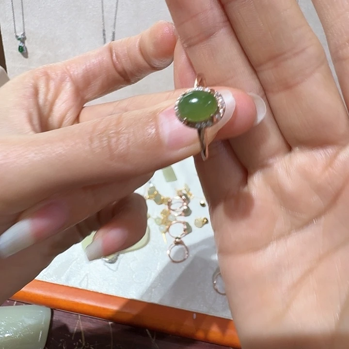 石英质玉颈饰合金