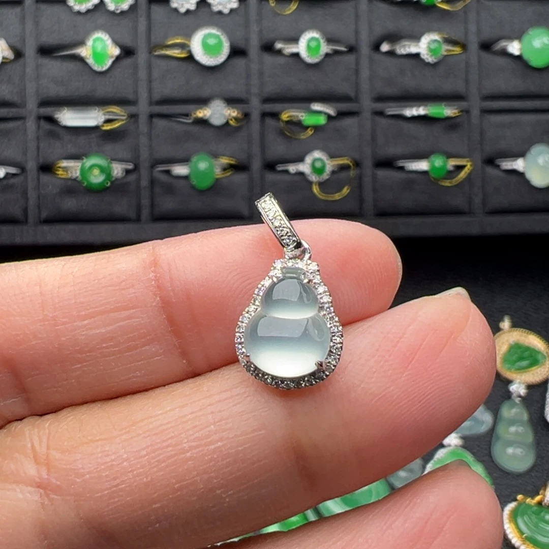 翡翠18K金镶嵌颈饰葫芦