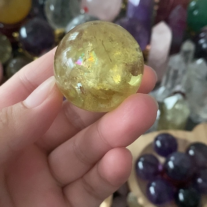 石材3.6直径纯天然爆力黄水晶球！