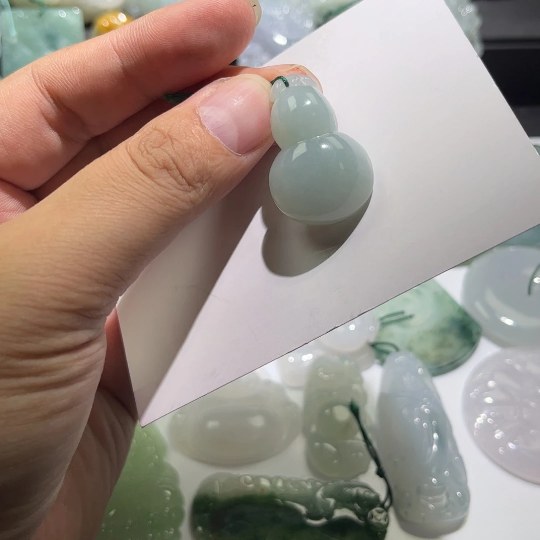 翡翠未镶嵌颈饰葫芦