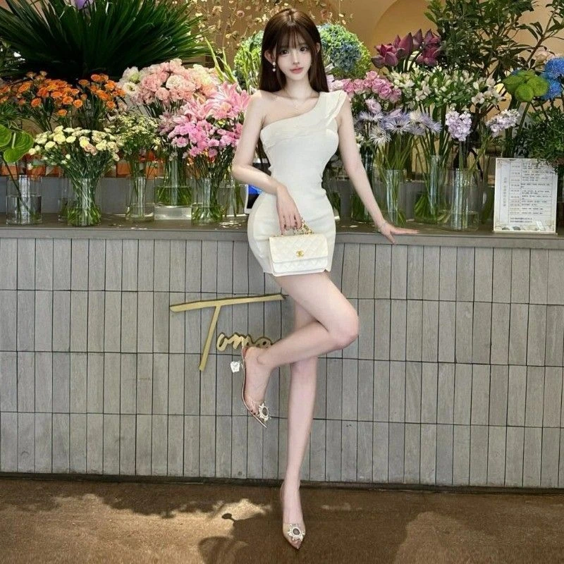 公主袖白色荷叶边纯欲风斜露肩修身紧吊带连衣裙女夏季性感包臀短