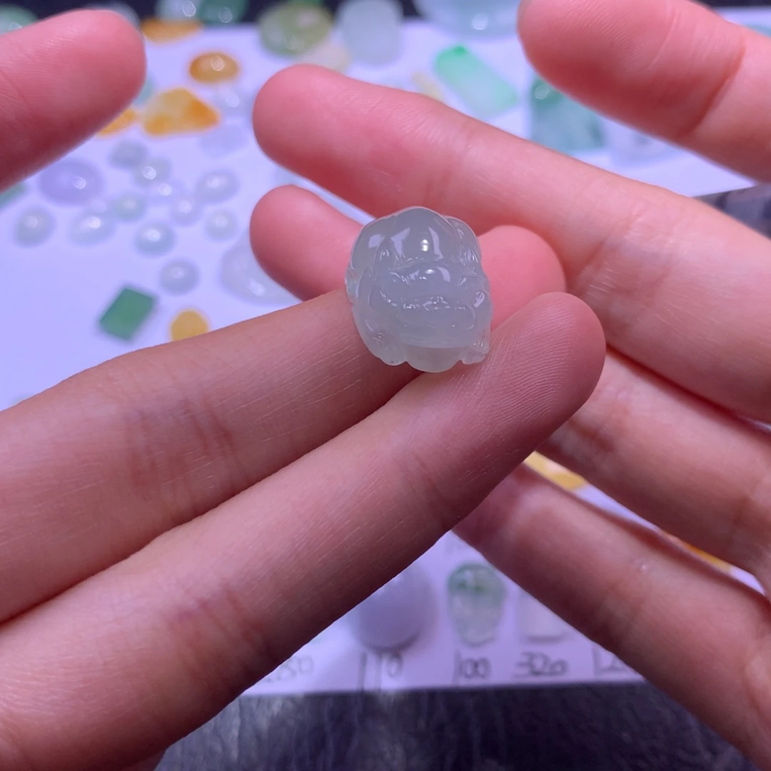 翡翠未镶嵌颈饰貔貅