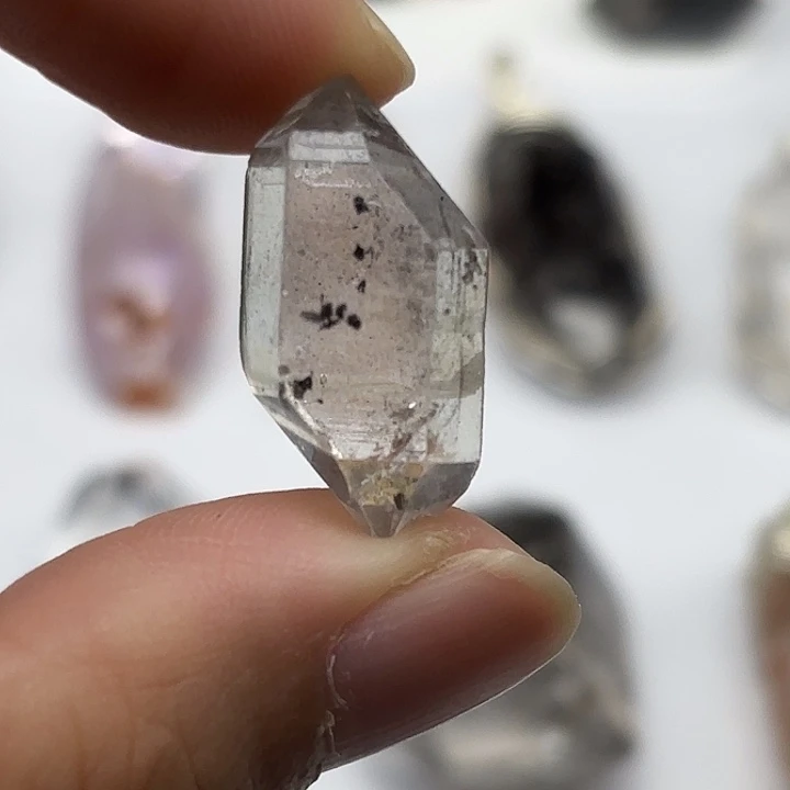 颈饰水晶未镶嵌闪灵钻