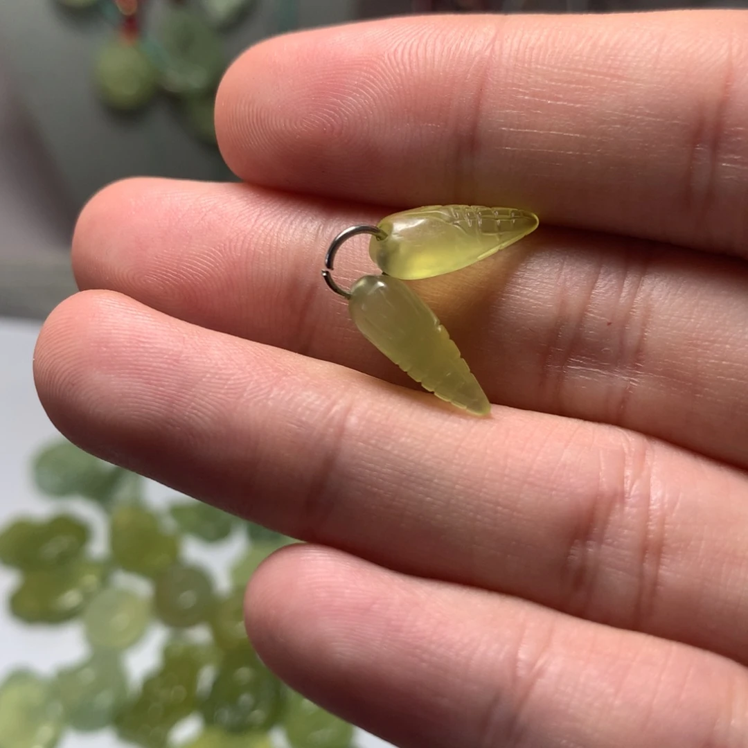 岫玉未镶嵌颈饰……