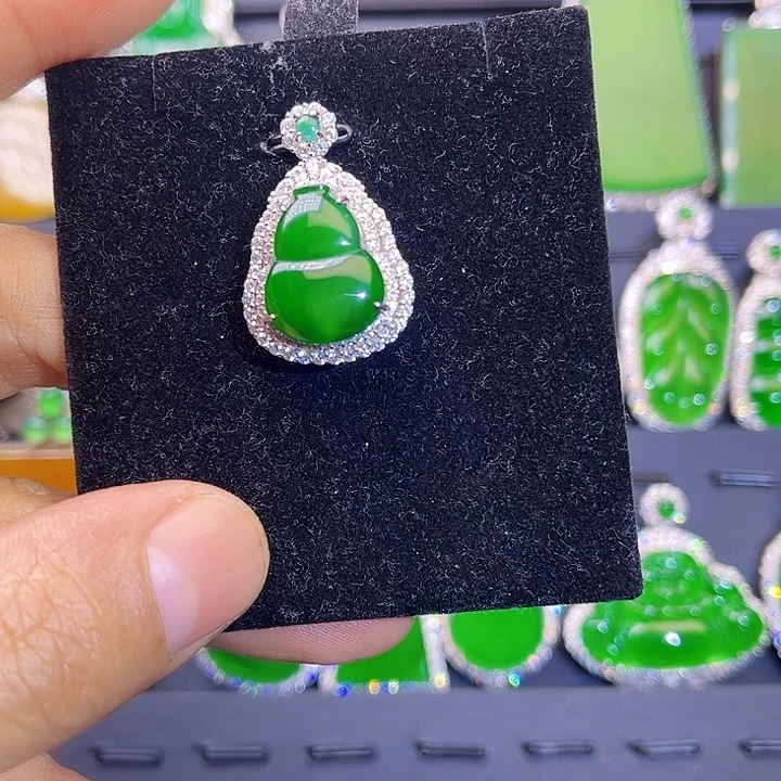 翡翠吊坠(赠链)未镶嵌葫芦