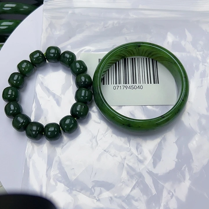 大***鱼和田玉未镶嵌手镯包容62搭手串微瑕