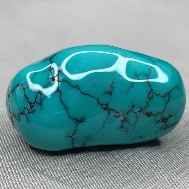 天然原矿绿松石随形，顶瓷，无水无油尺寸15.7x14.6x26.8mm重9.77克