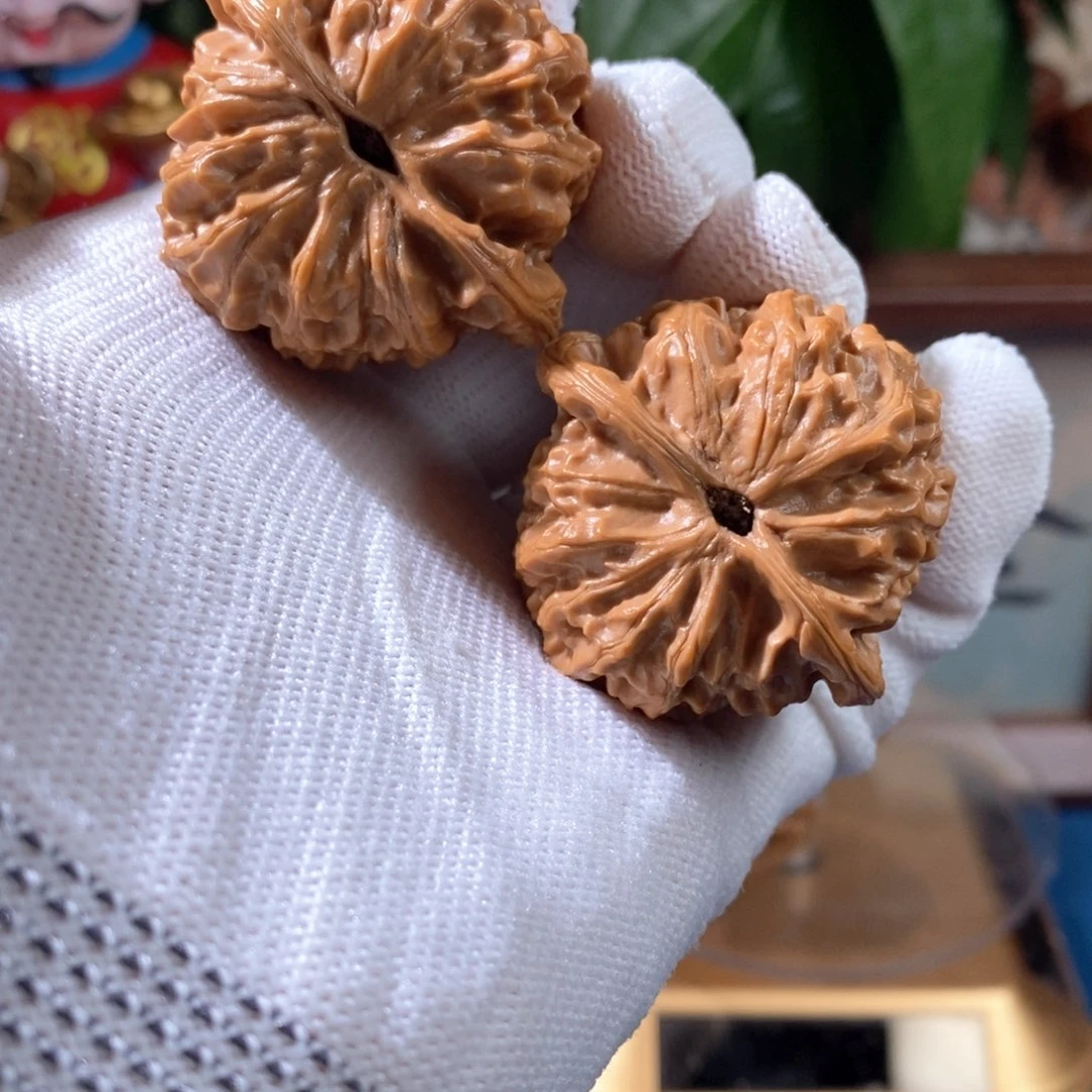 文玩核桃吊坠E****t金牛