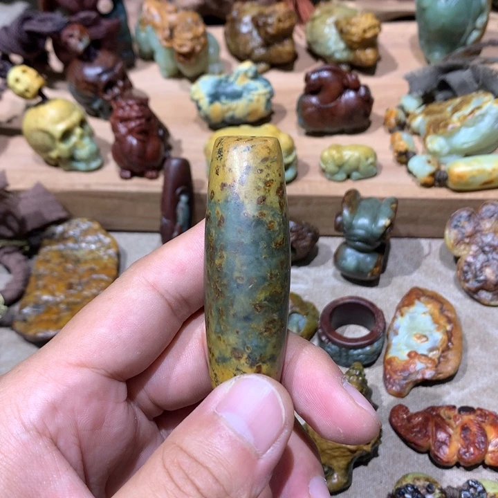 未镶嵌岫岩河磨玉（透闪石质玉）挂件