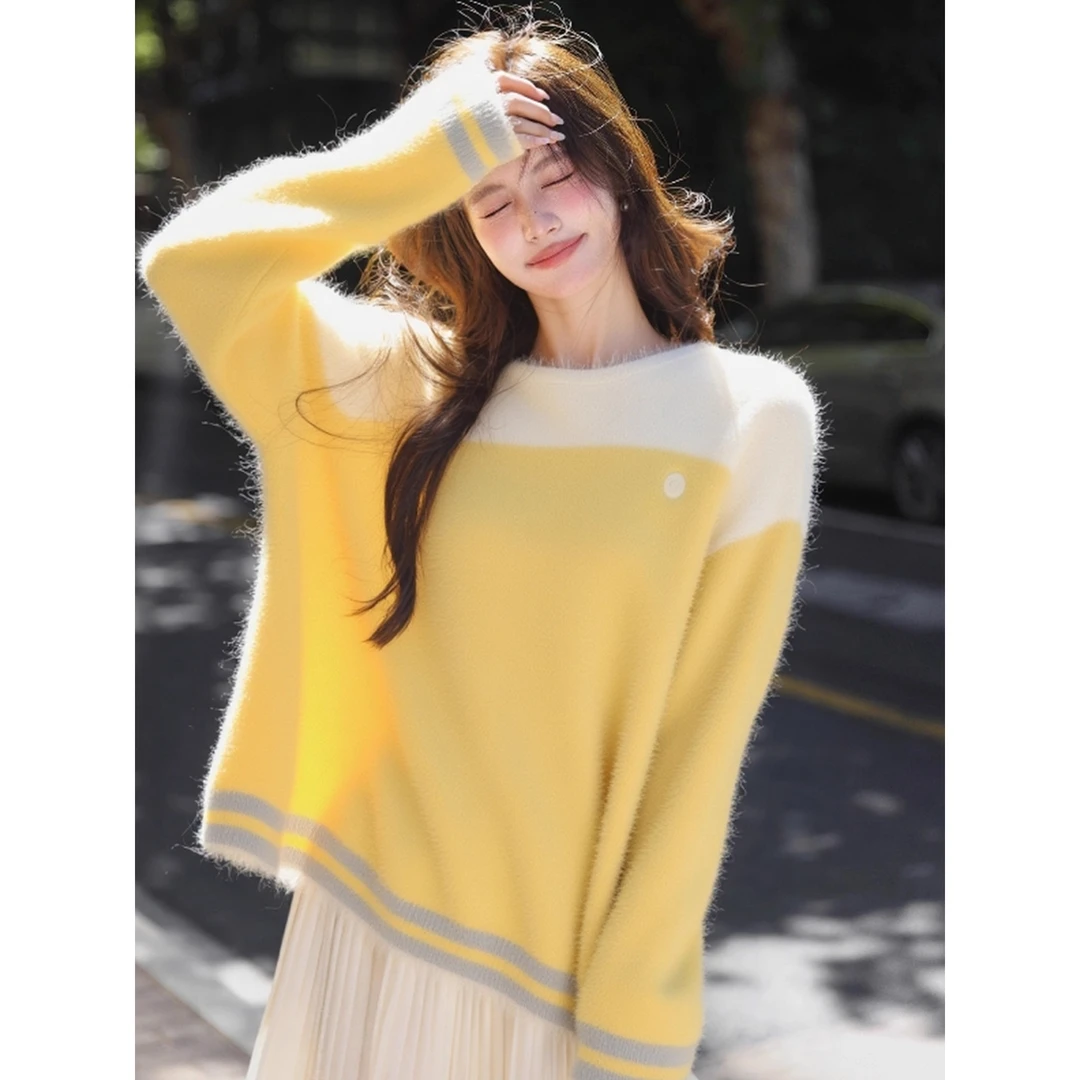 2025秋冬韩系氛围感穿搭慵懒高级感奶fufu软糯黄色拼接圆领毛衣女
