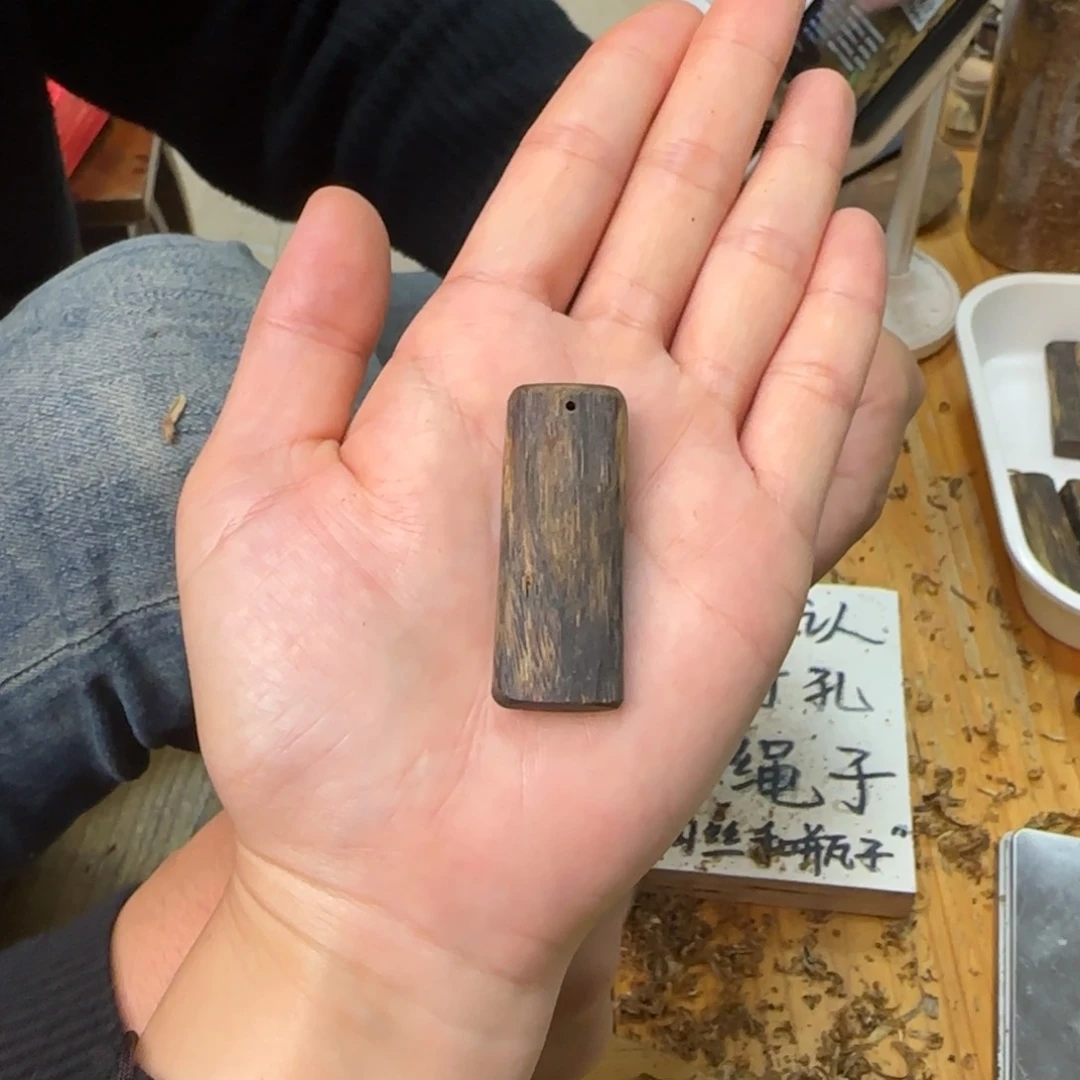 沉香吊坠素牌绿奇5.8克