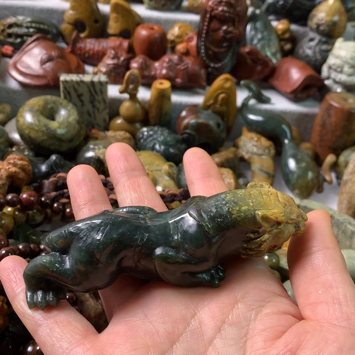 未镶嵌岫岩河磨玉（透闪石质玉）把件