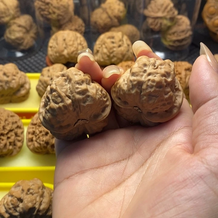吊坠桃核青***月