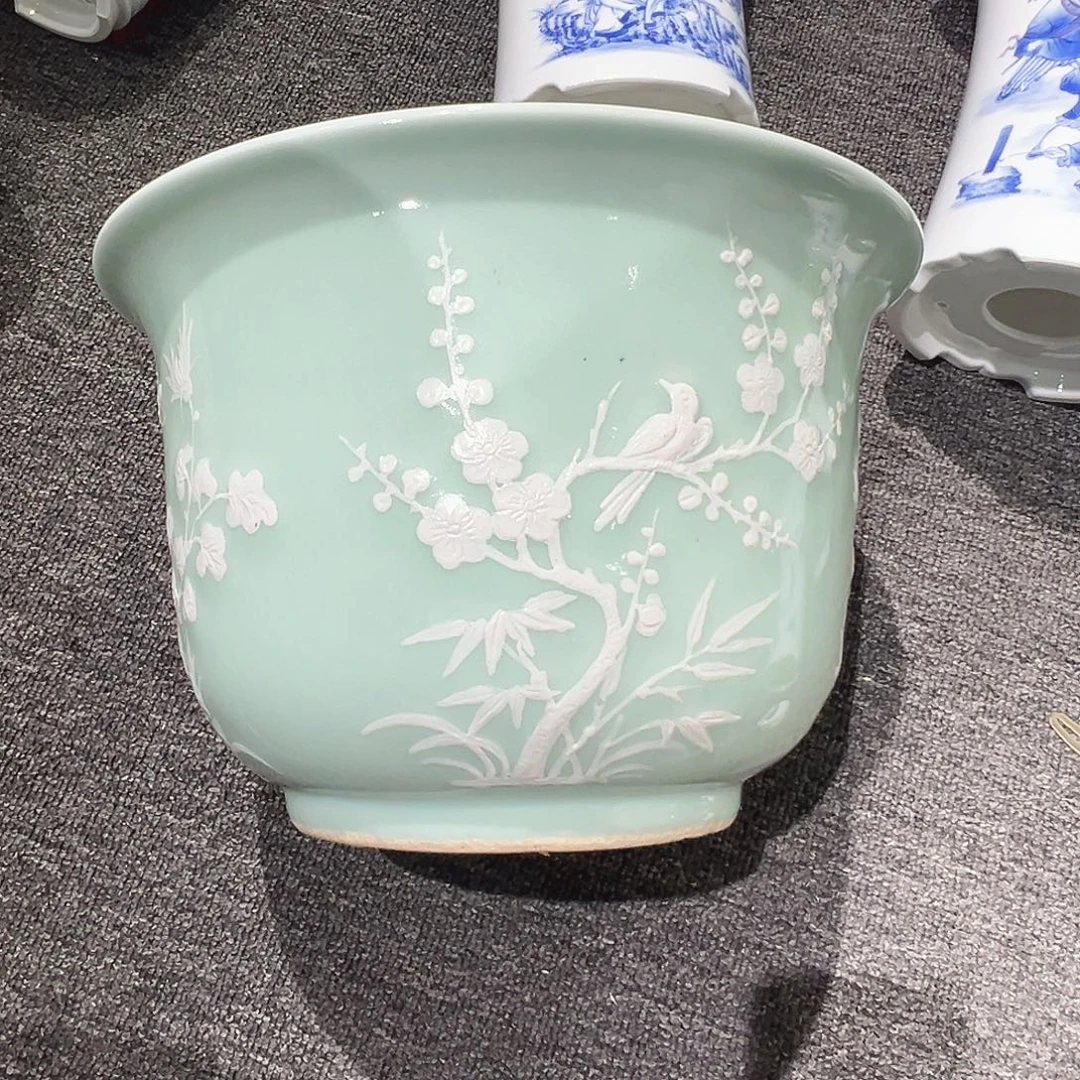 舒***渝花器豆青有堆花工艺原型带拖一对全品