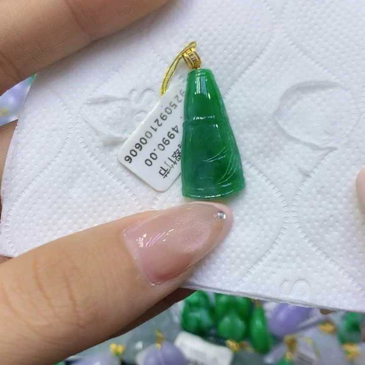 颈饰18K金镶嵌翡翠