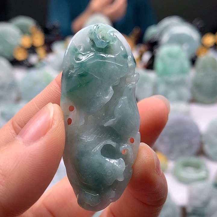 翡翠未镶嵌颈饰和和美美年年有余两面工艺福利